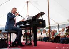 De gasten werden door Pianist Gregor Bak door het programma heengeleid